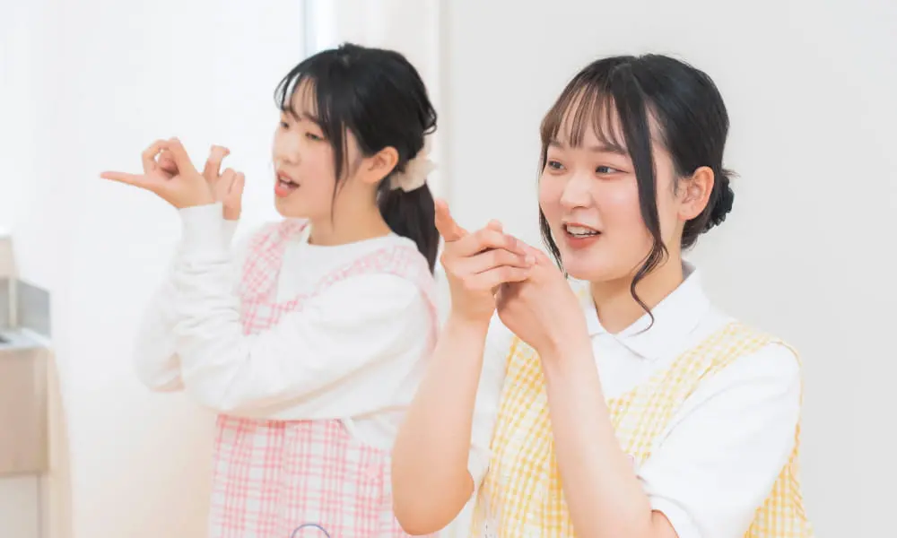 写真：書類に目を通している女性